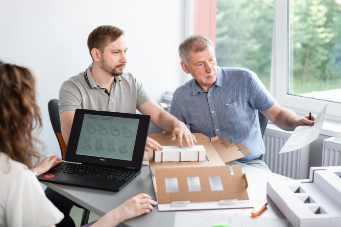 Stendų displėjų projektavimas